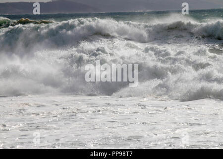 In Wellen, Belgium.Wellen am Nordstrand von nazare, Portogallo. Foto Stock