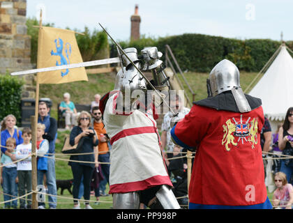 TONBRIDGE, Inghilterra - 9 Settembre 2018: due cavalieri in battaglia medievale vestire lotta con spade presso la Fiera medievale a Tonbridge Castle Foto Stock