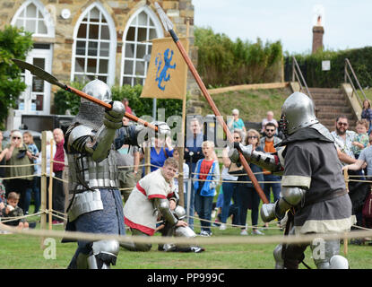 TONBRIDGE, Inghilterra - 9 Settembre 2018: battaglia medievale rievocazione tra due combattenti usando un palo braccio e lancia in una giornata del patrimonio festival nella Foto Stock