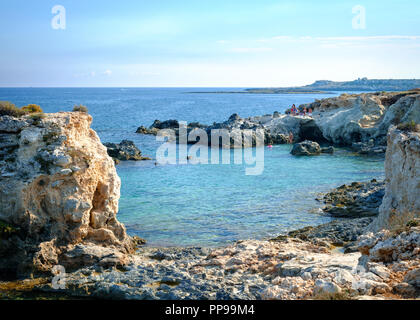 Acqua blu in una grotta rocciosa nei pressi di Ognina, Siracusa, Sicilia, Italia Foto Stock