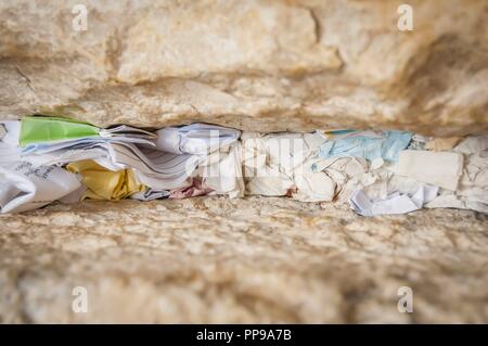 Note a Dio all'interno del muro occidentale ("Kotel') stock immagine. Un frammento del muro occidentale (il Muro del Pianto o 'Kotel') con note a Dio nella città vecchia Foto Stock