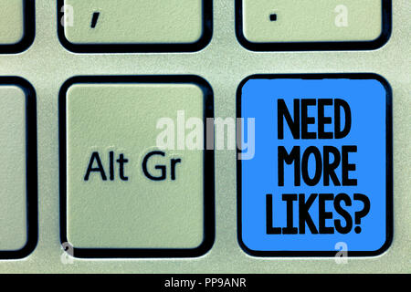 Mano concettuale che mostra la scrittura ha bisogno di più ama la questione. Business photo testo che chiede se ha bisogno di ulteriore reazione sul suo post. Foto Stock