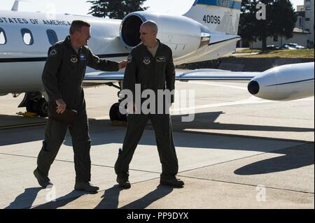 Stati Uniti Air Force Gen. Tod D. Wolters, U.S. Forze Aeree in forze Europe-Air Africa commander, arriva a Spangdahlem Air Base, Germania, Agosto 16, 2018. Col. Jason Bailey, 52nd Fighter Wing Commander, salutato Wolters e discusso l'itinerario della giornata. Wolters terrà una chiamata di Hangar 1 e si è incontrato con gli avieri e i mezzi di informazione. Foto Stock