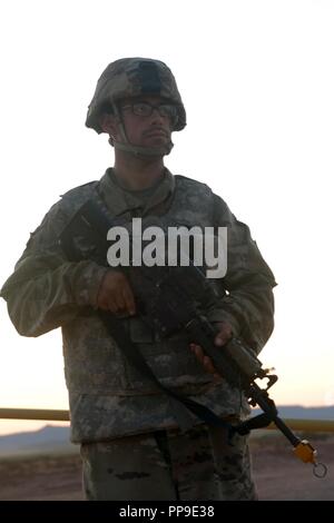 I soldati del primo squadrone, 150° reggimento di cavalleria, West Virginia National Guard per preparare per la formazione durante il funzionamento Hickory Sting a Ft. Bliss, Texas, 14 agosto 2018. Funzionamento Hickory pungiglione è il trentesimo corazzato della brigata esportabili combattere la capacità di formazione (XCTC) esercizio e ha più di 4 mila soldati cittadino dal North Carolina, South Carolina, West Virginia, Minnesota, e 95 soldati dal paese di Moldavia. Tutti potranno affinare le proprie abilità di combattimento di "Shoot, spostare, comunicare e sostenere" per essere più letale, efficace e tatticamente abili nel lavoro. ( Foto Stock