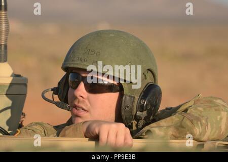 I soldati del primo squadrone, 150° reggimento di cavalleria, West Virginia Guardia nazionale, si prepara per la formazione durante il funzionamento Hickory Sting a Ft. Bliss, Texas, 14 agosto 2018. Funzionamento Hickory pungiglione è il trentesimo corazzato della brigata esportabili combattere la capacità di formazione (XCTC) esercizio e ha più di 4 mila soldati cittadino dal North Carolina, South Carolina, West Virginia, Minnesota, e 95 soldati dal paese di Moldavia. Tutti potranno affinare le proprie abilità di combattimento di "Shoot, spostare, comunicare e sostenere" per essere più letale, efficace e tatticamente abili nel lavoro. ( Foto Stock