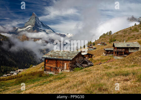 Alpi svizzere. Immagine di panorama delle Alpi Svizzere con il Cervino durante la stagione autunnale mattinata. Foto Stock