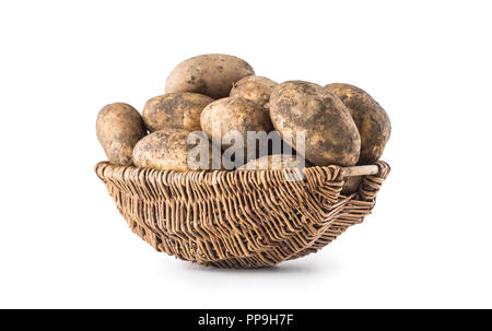 Mature patate sporchi nel cesto di legno isolato su sfondo bianco. Foto Stock