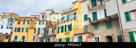 Arhitecture tipici e i colori della terrazza case in italiano borgo di Riomaggiore, Cinque Terre, Italia. Foto Stock