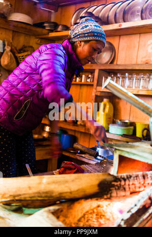 Annapurna Conservation Area, Nepal - Luglio 19, 2018 : La preparazione del cibo al ristorante locale lodge sull'Annapurna circuito trekking Foto Stock