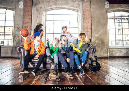 Razza mista gruppo di adolescenti divertirsi sul lettino - Multi-etnico giovani adulti partying a casa Foto Stock