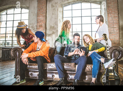 Razza mista gruppo di adolescenti divertirsi sul lettino - Multi-etnico giovani adulti partying a casa Foto Stock