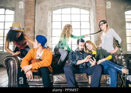 Razza mista gruppo di adolescenti divertirsi sul lettino - Multi-etnico giovani adulti partying a casa Foto Stock