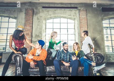 Razza mista gruppo di adolescenti divertirsi sul lettino - Multi-etnico giovani adulti partying a casa Foto Stock