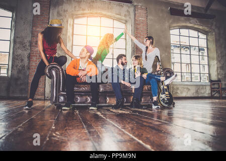 Razza mista gruppo di adolescenti divertirsi sul lettino - Multi-etnico giovani adulti partying a casa Foto Stock