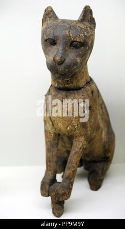 Statuetta di legno di un gatto raffigurante la dea Bastet. Museo archeologico. Istanbul. La Turchia. Foto Stock