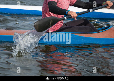 Foto di una parte di un kayak con una pagaia e un vogatore. Foto Stock