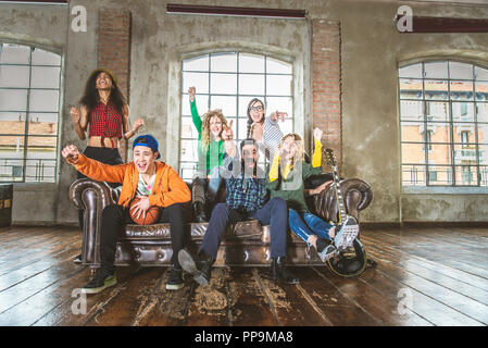 Razza mista gruppo di adolescenti divertirsi sul lettino - Multi-etnico giovani adulti partying a casa Foto Stock