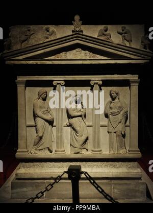 Sarcofago di donne in lutto. Del IV secolo A.C. Pentelic marble. Dalla necropoli reale di Sidone. Camera I. Museo Archeologico. Museo di antico Oriente. Istanbul. La Turchia. Foto Stock