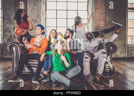 Razza mista gruppo di adolescenti divertirsi sul lettino - Multi-etnico giovani adulti partying a casa Foto Stock