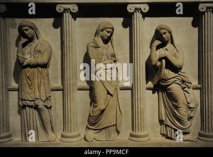 Sarcofago di donne in lutto. Del IV secolo A.C. Pentelic marble. Dalla necropoli reale di Sidone. Camera I. Museo Archeologico. Museo di antico Oriente. Istanbul. La Turchia. Foto Stock