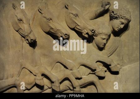 Lycian sarcofago. V secolo A.C. Lion hunt. Dettaglio. Il marmo di Paros. Necropoli reale di Sidone. Camera IV. Museo archeologico. Istanbul. La Turchia. Foto Stock