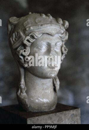 Athena Parthenos. Busto della dea greca Athena. Copia romana di un greco opera di Fidia (438 BC). Museo del Louvre. Parigi. La Francia. Foto Stock