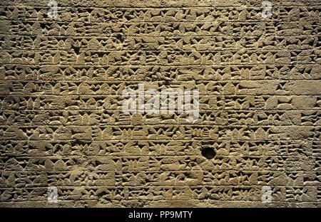 Re della stele con iscrizione e un rilievo raffigurante il re Sennacherib pregando davanti del divino i simboli. 705-681 A.C. Dettaglio. Calcare. Da Ninive. Museo archeologico. Museo di antico Oriente. Istanbul. La Turchia. Foto Stock