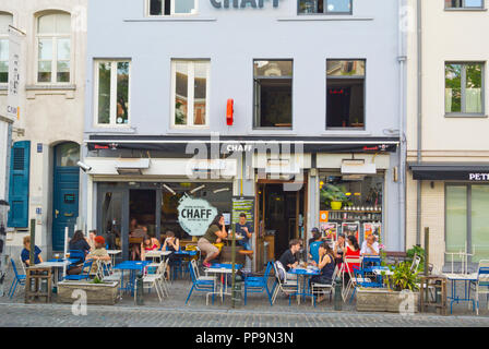 Pula, ristorante con terrazza, Place du jeu de Balle, Marolles, Bruxelles, Belgio Foto Stock