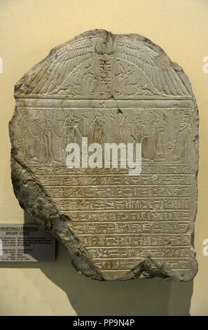 Stele circa sacerdotessa Takerseb facendo offerte agli dèi (da destra a sinistra) di Osiride, Min, Horus, Anubis, Isis e Metis. Periodo tolemaico. 332-30 BC. Calcare. L'Egitto. Museo archeologico. Istanbul. La Turchia. Foto Stock