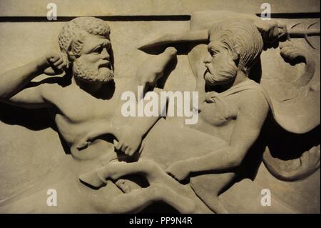 Lycian sarcofago. V secolo A.C. Due centauri in lotta per un cervo. Dettaglio. Il marmo di Paros. Necropoli reale di Sidone. Camera IV. Museo archeologico. Istanbul. La Turchia. Foto Stock