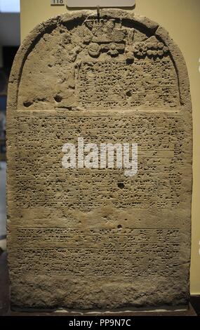 Re della stele con iscrizione e un rilievo raffigurante il re Sennacherib pregando davanti del divino i simboli. 705-681 A.C. Calcare. Da Ninive. Museo archeologico. Museo di antico Oriente. Istanbul. La Turchia. Foto Stock