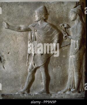 Arte greche. Hermes agoraios e una carità. Thasian marmo. Rilievo del passaggio di Theori. Dall'agora di Thasos. 480 BC. Il museo del Louvre. Parigi. Foto Stock