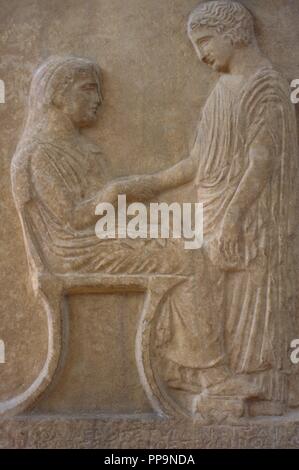 Stele funeraria di Aristylla, 430-25 BC. Attico. Il marmo. Dal Porto del Pireo. La Grecia. Museo Archeologico Nazionale. Atene. Foto Stock