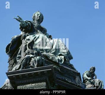 Maria Theresa (1717-1780). Imperatrice del Sacro Romano Impero. Statua di Maria Theresia monumento. Da scultore tedesco Kaspar von Zumbusch, 1888. Vienna. Austria. Foto Stock