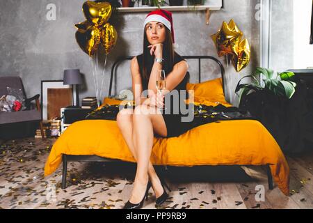 La ragazza si annoia solo nella notte di Capodanno a casa Foto Stock