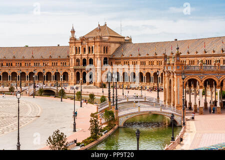 Canal di fronte pf il padiglione costruito per l'Esposizione Iberoamericana del 1929, in Plaza de Espana, Siviglia, Spagna. Foto Stock