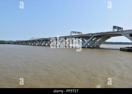 Capital Beltway Woodrow Wilson Memorial ponte che attraversa il fiume Potomac, appena a sud di Washington D.C. tra Maryland e Virginia, Stati Uniti d'America Foto Stock
