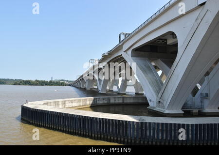 Capital Beltway Woodrow Wilson Memorial ponte che attraversa il fiume Potomac, appena a sud di Washington D.C. tra Maryland e Virginia, Stati Uniti d'America Foto Stock