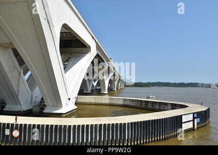 Capital Beltway Woodrow Wilson Memorial ponte che attraversa il fiume Potomac, appena a sud di Washington D.C. tra Maryland e Virginia, Stati Uniti d'America Foto Stock