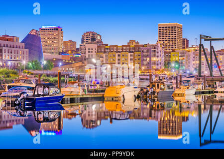 Tacoma, Washington, Stati Uniti d'America skyline del centro al tramonto su Thea Foss per via navigabile. Foto Stock