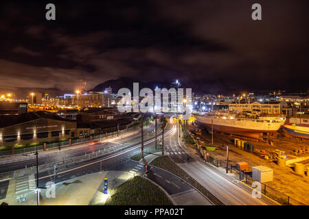 Scena notturna da Cape Town, Sud Africa. La Montagna della Tavola e del cantiere navale visto nel telaio. Foto Stock