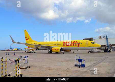 Passeggeri dello sbarco di formare un TUI fly Boeing 737 800 aeromobili in aeroporto di Fuerteventura Foto Stock
