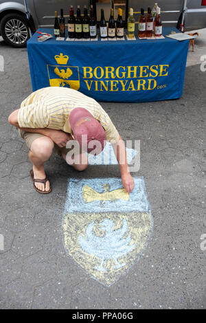 Un lavoratore per il Borghese vigneto in Cutchogue, Long Island, richiama la società del CREST & logo sul terreno presso la Union Square Mercato verde in NYC Foto Stock