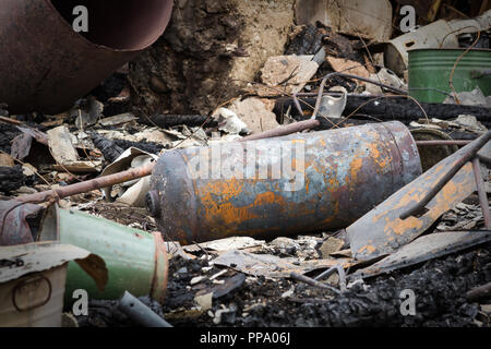 Danneggiato il gas propano serbatoio in casa bruciata in Lettonia, in estate Foto Stock