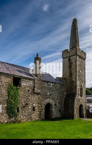 La vecchia abbazia sull isola di Caldey, Pembrokeshire, Galles Foto Stock