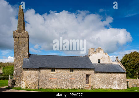 La vecchia abbazia sull isola di Caldey, Pembrokeshire, Galles Foto Stock