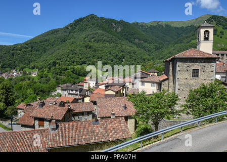 Il villaggio di Mugena nel Malcantone valle sulle alpi svizzere Foto Stock