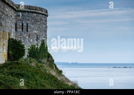 La vista verso la Penisola di Gower da St Catherine's Fort, Tenby, Pembrokeshire, Galles Foto Stock