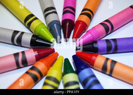 Multi colore matite di coloranti disposti su uno sfondo bianco Foto Stock