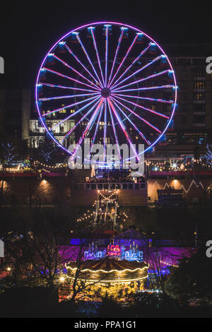 Ruota panoramica Ferris al mercatino di Natale di Edimburgo di notte, Scotland Regno Unito Foto Stock